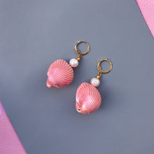 Load image into Gallery viewer, Shell Pearl Earrings
